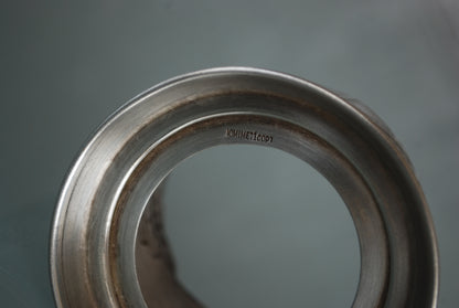 Sovjet theeglas houder met glas. Vrouw met Spoetnik in haar hand, reikt naar de sterren