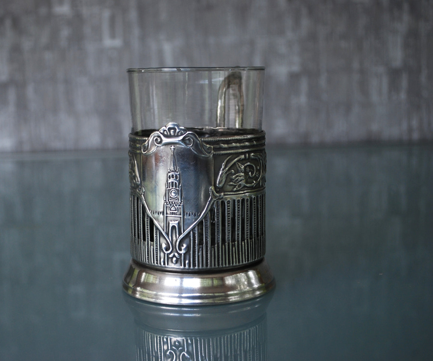 Moskou Kremlin Glashouder met prachtige oor Melchior / Cupronickel Podstakannik.