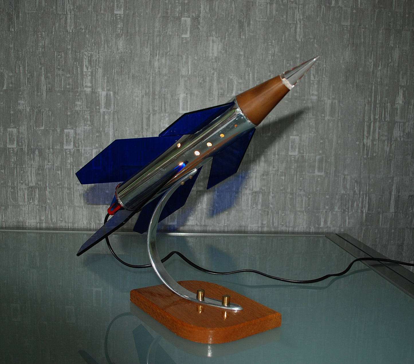 Raket lamp, Zilver met 6 blauw, paars vleugels en eboniet neuskoon