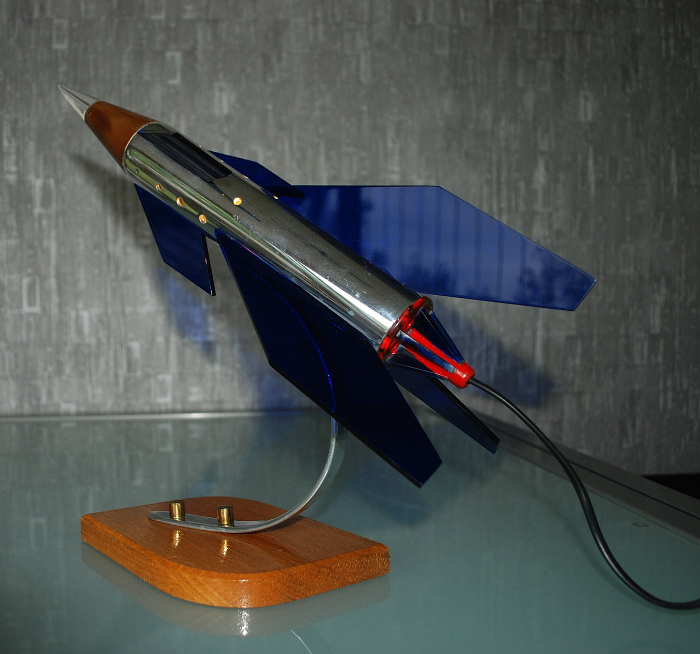 Raket lamp, Zilver met 6 blauw, paars vleugels en eboniet neuskoon