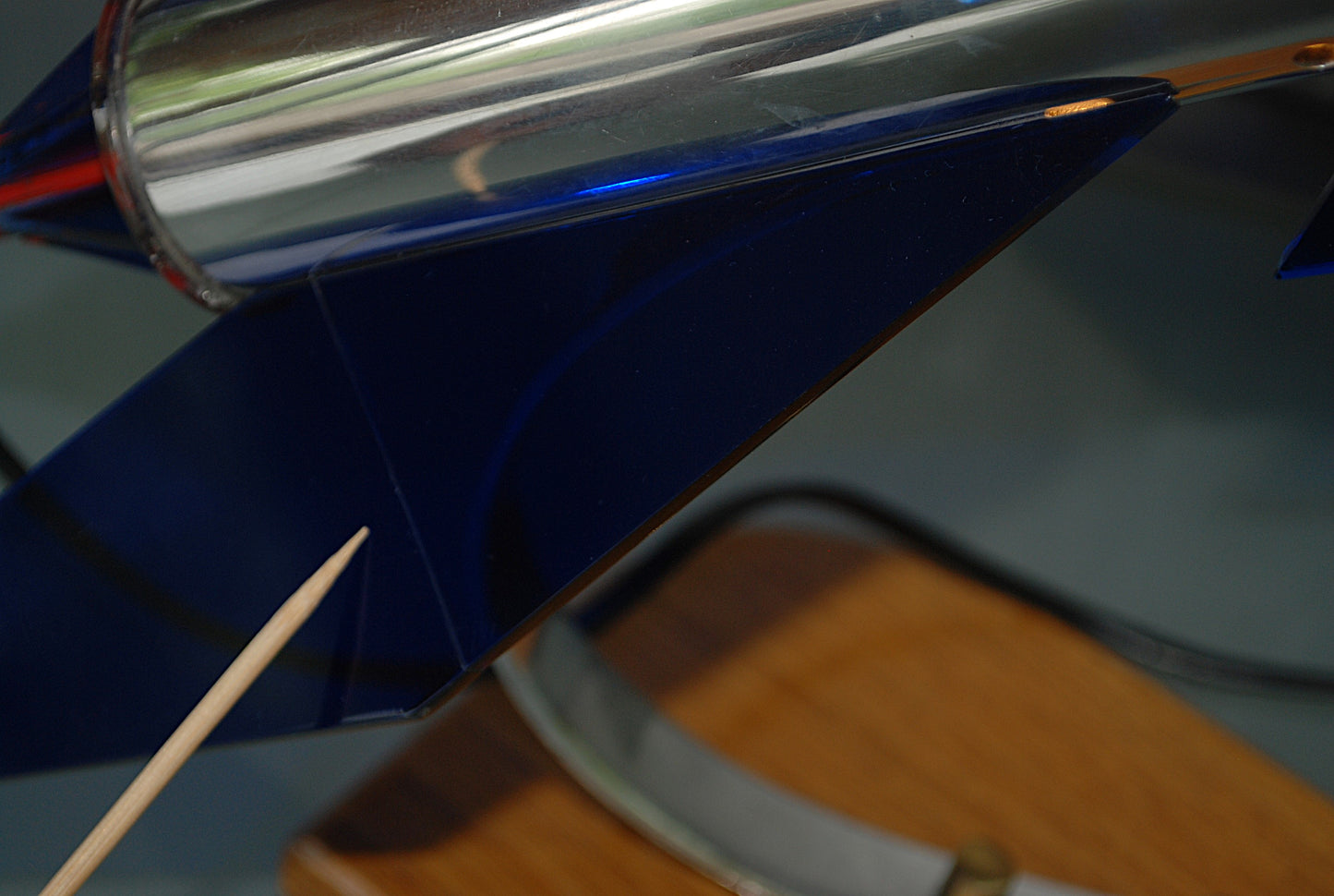 Raket lamp, Zilver met 6 blauw, paars vleugels en eboniet neuskoon