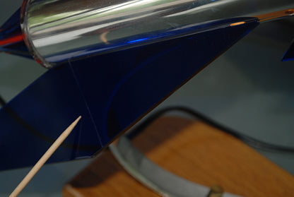 Raket lamp, Zilver met 6 blauw, paars vleugels en eboniet neuskoon