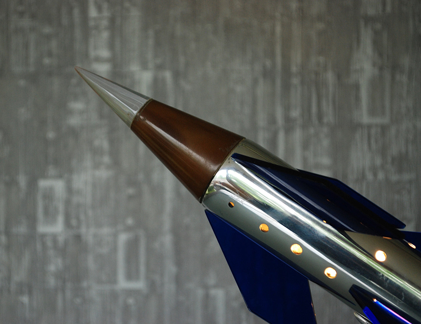 Raket lamp, Zilver met 6 blauw, paars vleugels en eboniet neuskoon