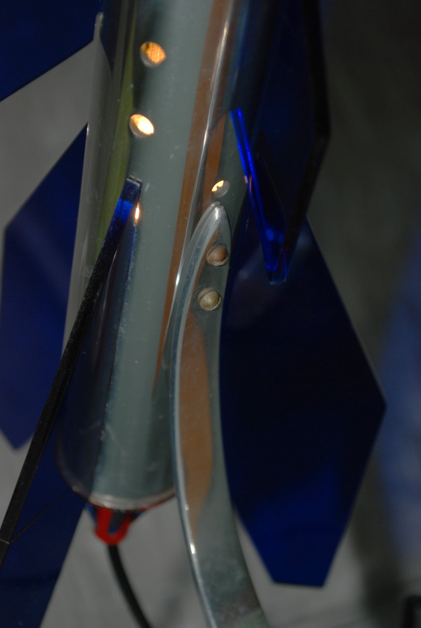 Raket lamp, Zilver met 6 blauw, paars vleugels en eboniet neuskoon