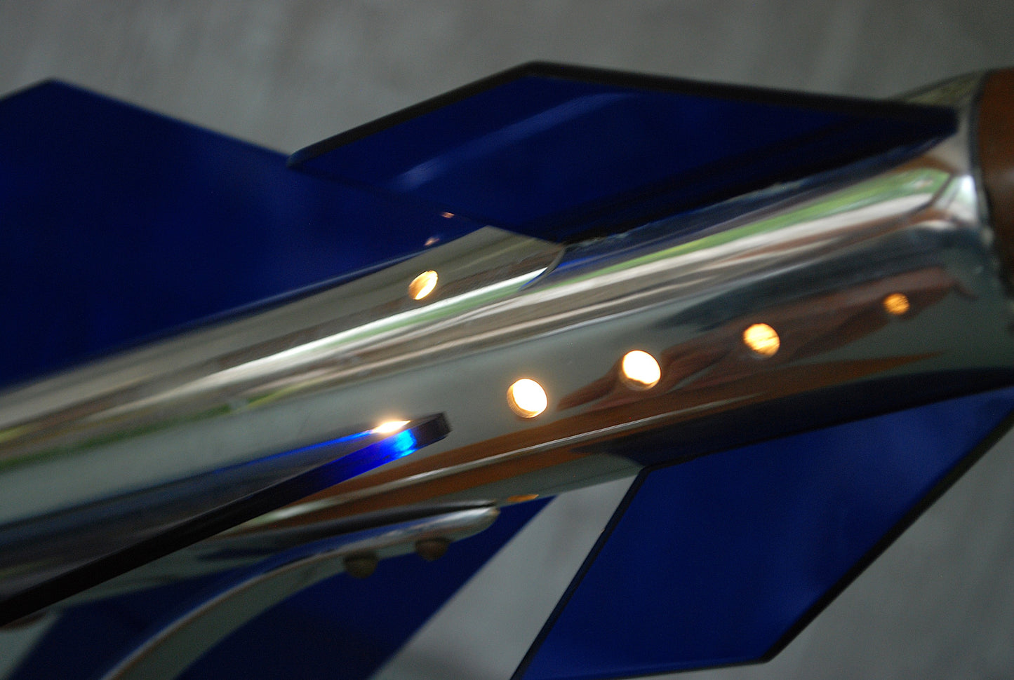 Raket lamp, Zilver met 6 blauw, paars vleugels en eboniet neuskoon