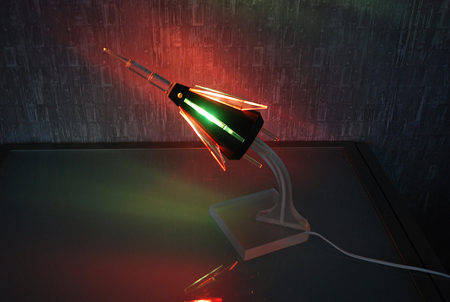 Preorder Raket lamp Capsule op plexiglas met pertinax body