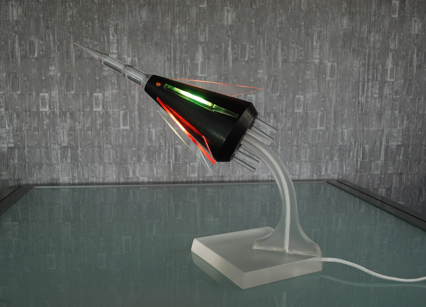 Preorder Raket lamp Capsule op plexiglas met pertinax body