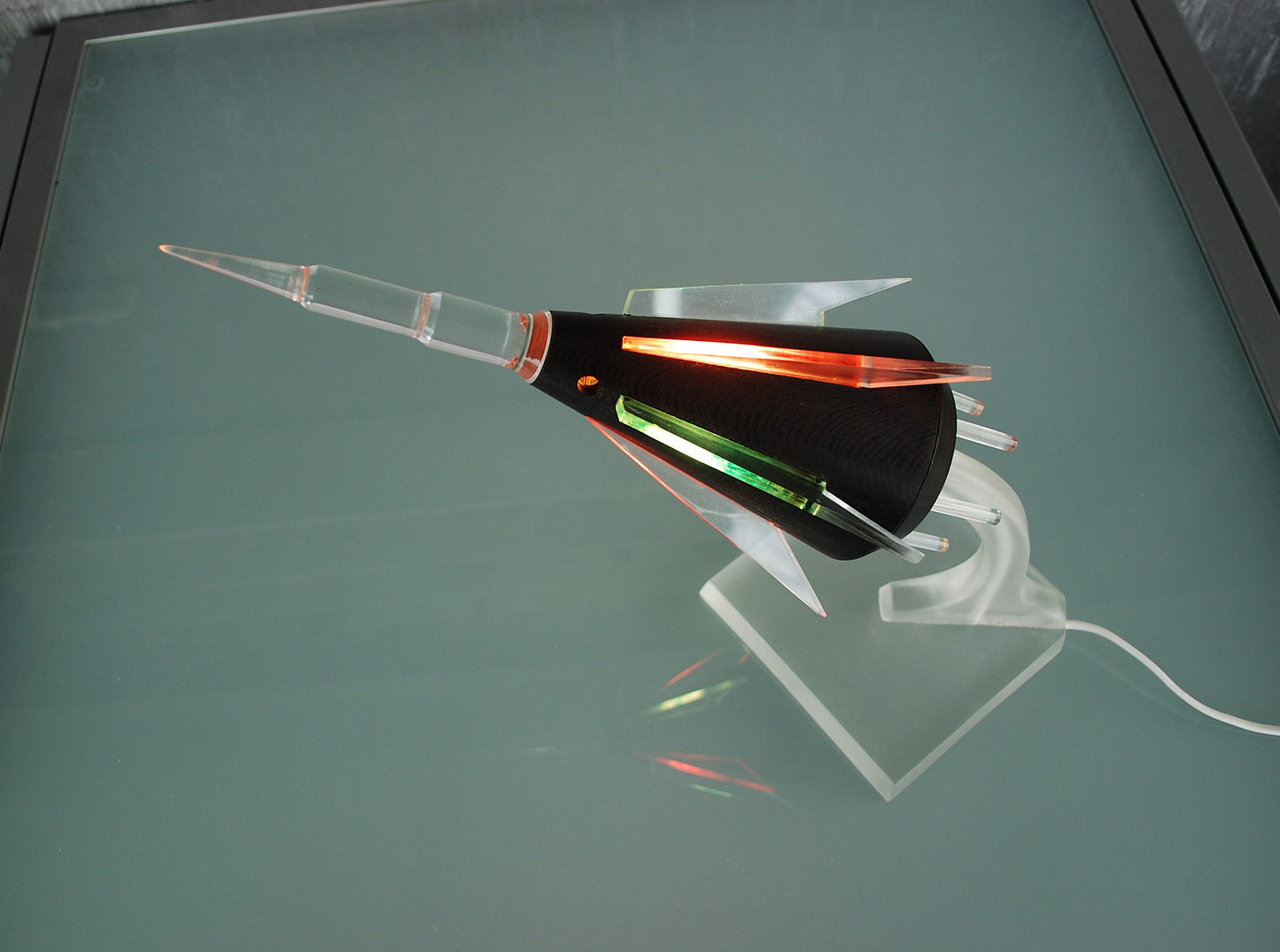 Preorder Raket lamp Capsule op plexiglas met pertinax body