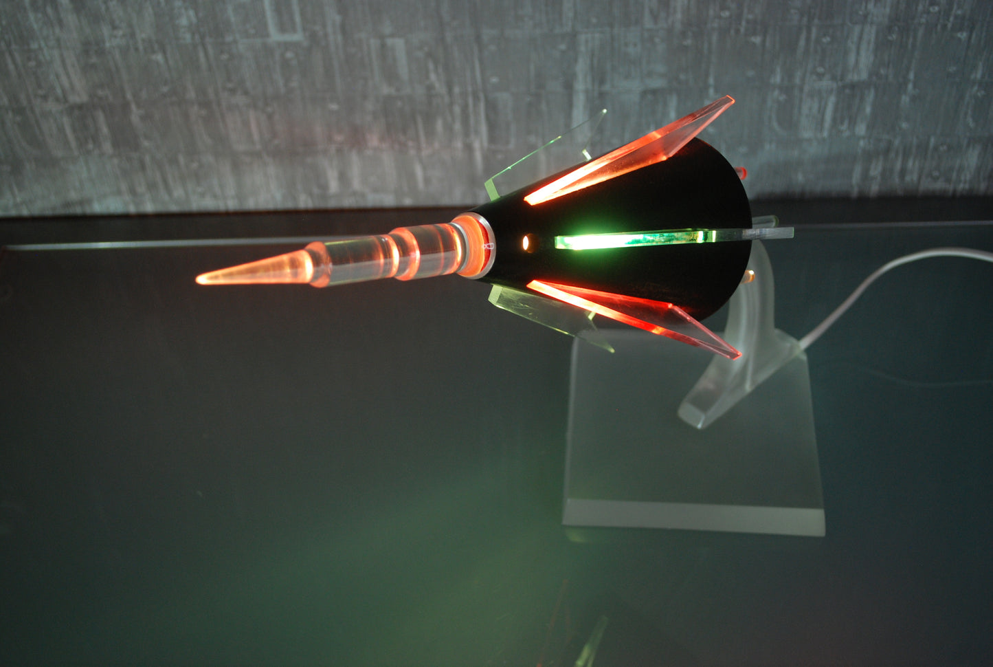 Preorder Raket lamp Capsule op plexiglas met pertinax body