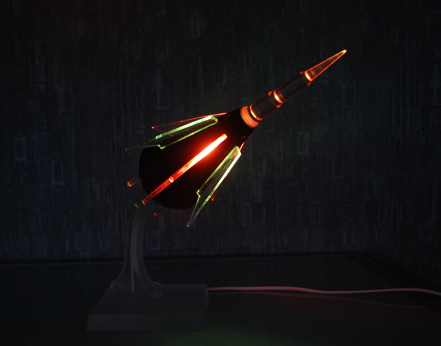 Preorder Raket lamp Capsule op plexiglas met pertinax body