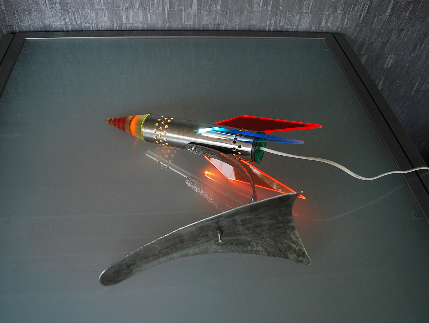 Raket lamp, Rood Geel Blauw van RVS 1970's Space age, hand gemaakt