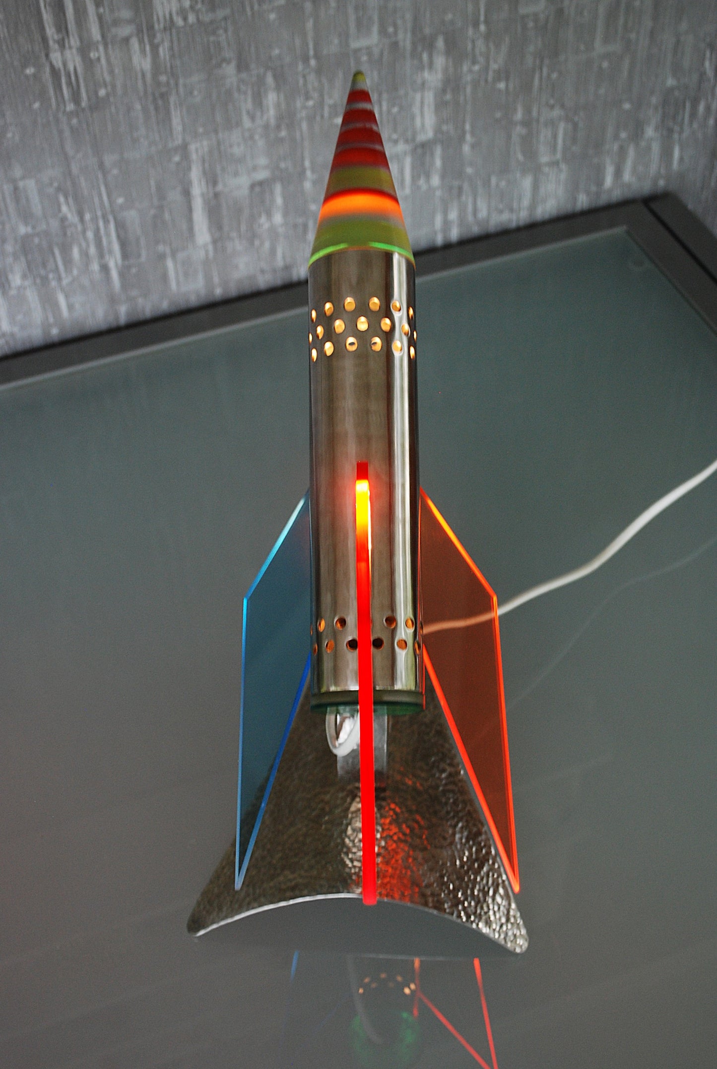 Raket lamp, Rood Geel Blauw van RVS 1970's Space age, hand gemaakt