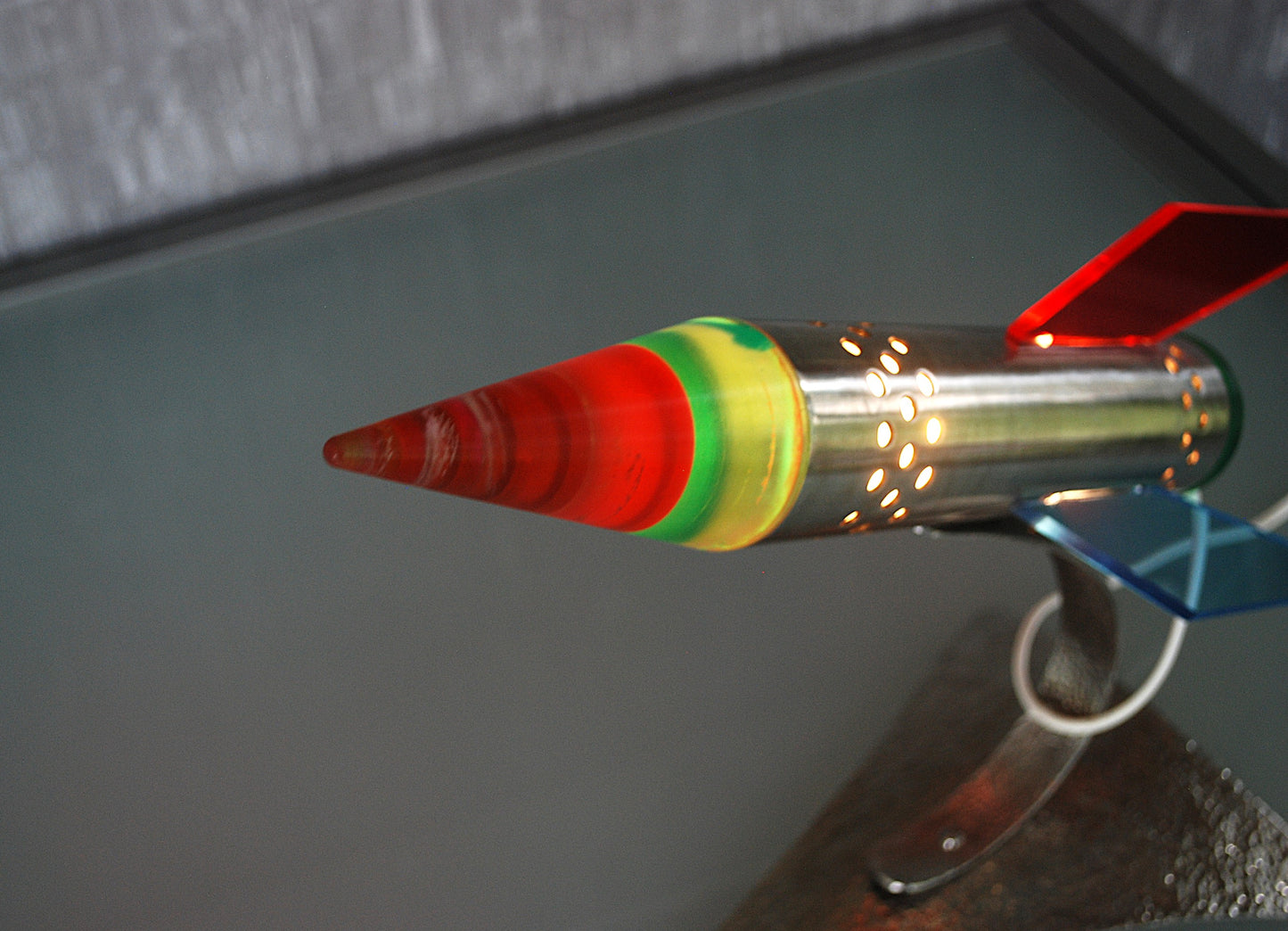 Raket lamp, Rood Geel Blauw van RVS 1970's Space age, hand gemaakt