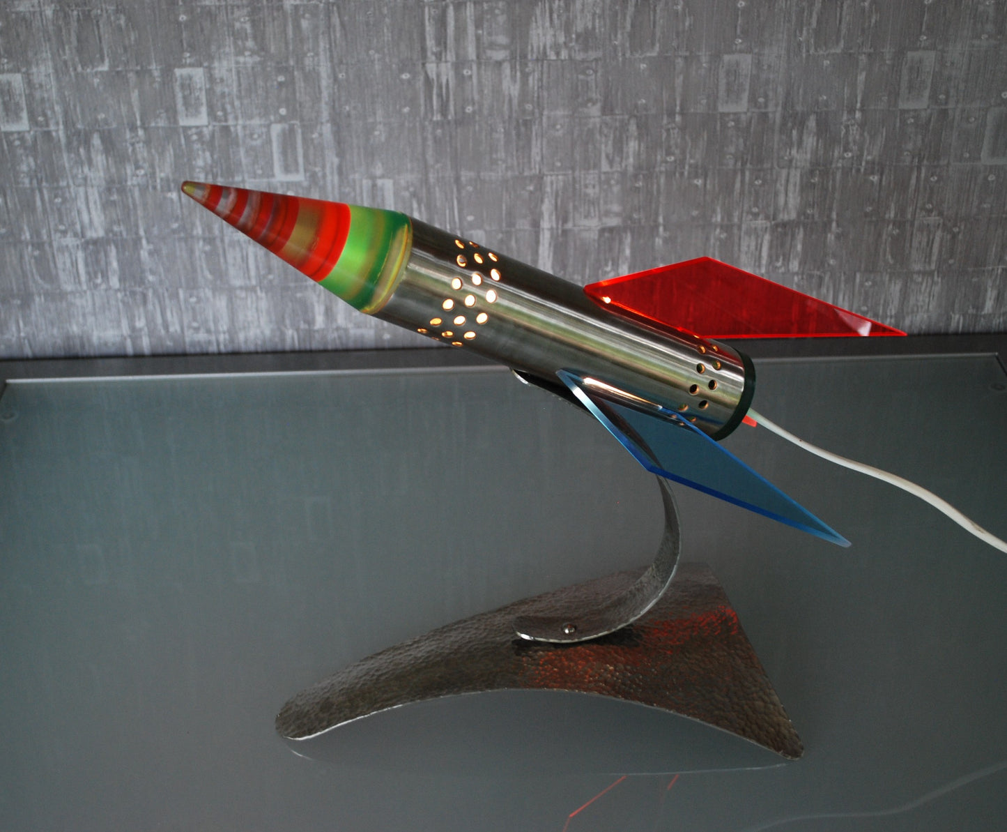 Raket lamp, Rood Geel Blauw van RVS 1970's Space age, hand gemaakt
