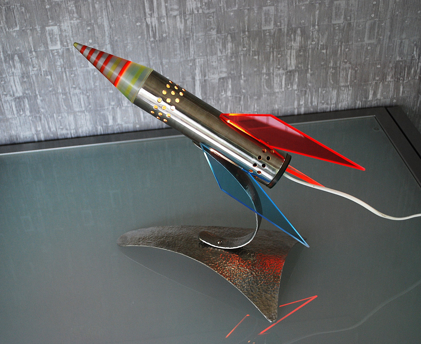 Raket lamp, Rood Geel Blauw van RVS 1970's Space age, hand gemaakt