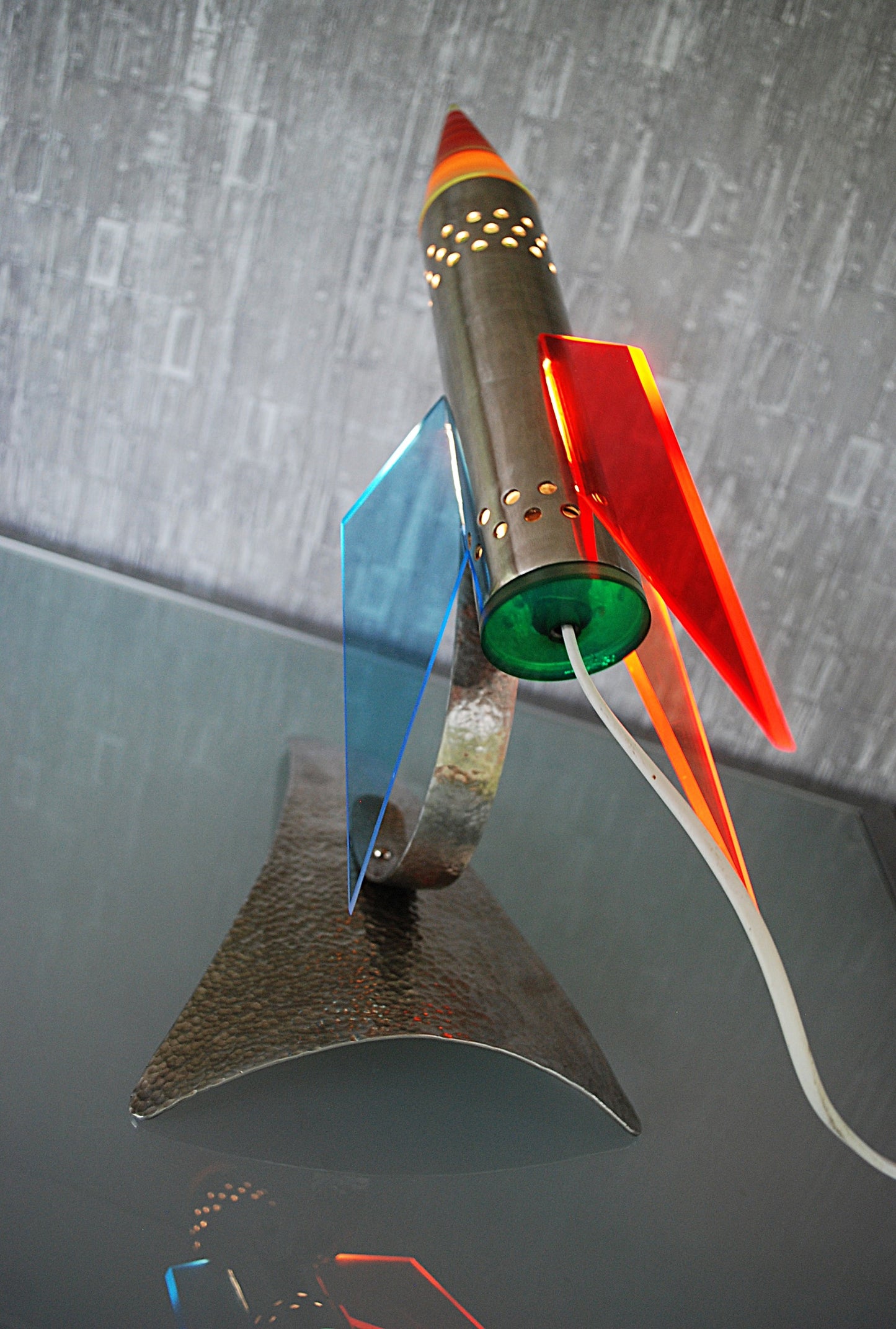 Raket lamp, Rood Geel Blauw van RVS 1970's Space age, hand gemaakt