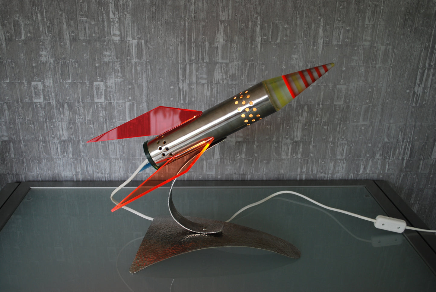 Raket lamp, Rood Geel Blauw van RVS 1970's Space age, hand gemaakt