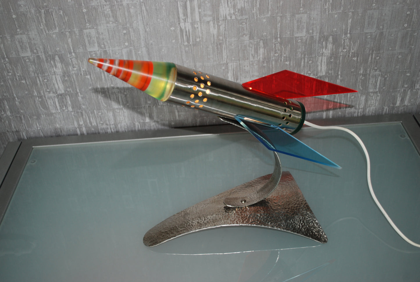 Raket lamp, Rood Geel Blauw van RVS 1970's Space age, hand gemaakt