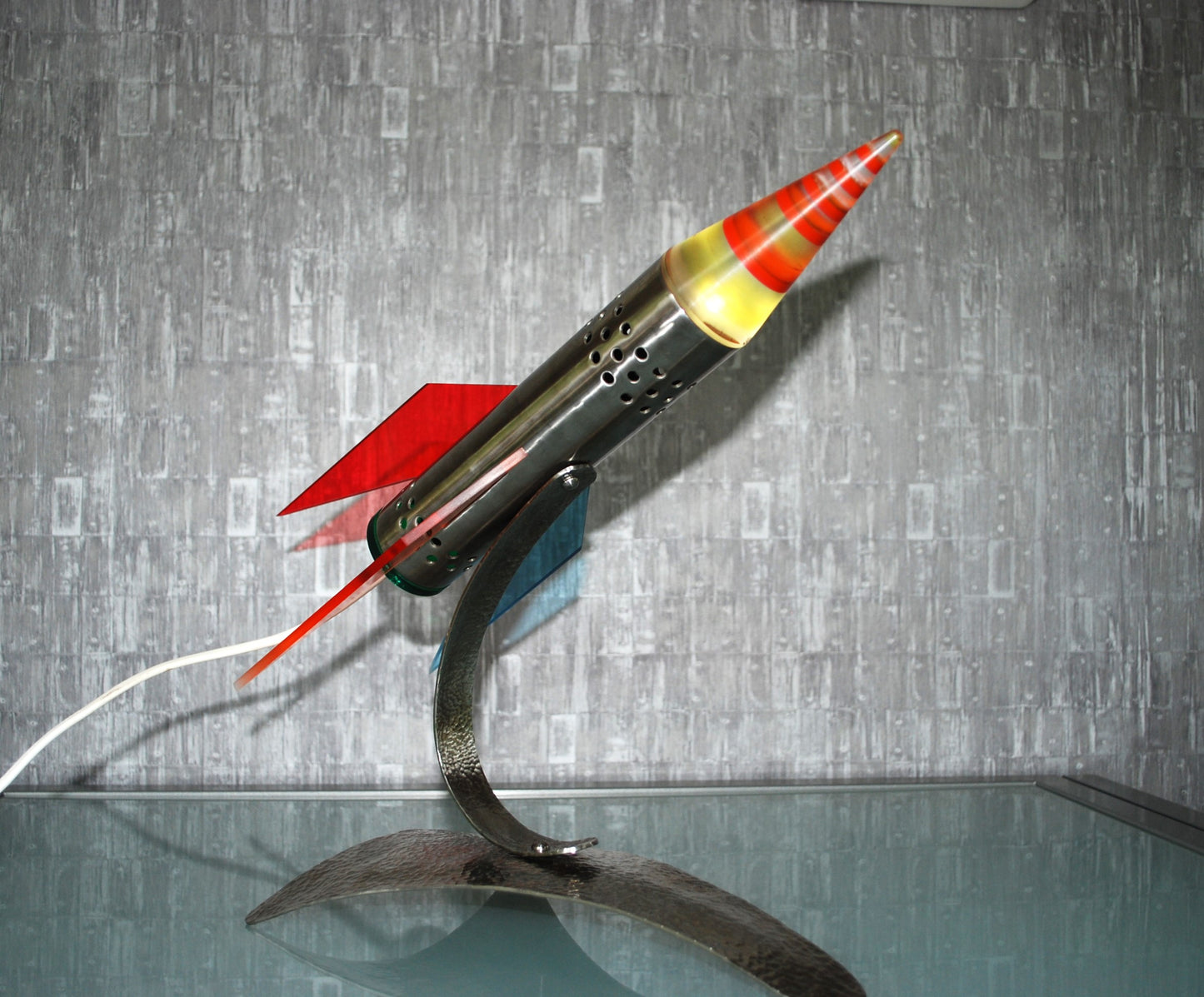 Raket lamp, Rood Geel Blauw van RVS 1970's Space age, hand gemaakt