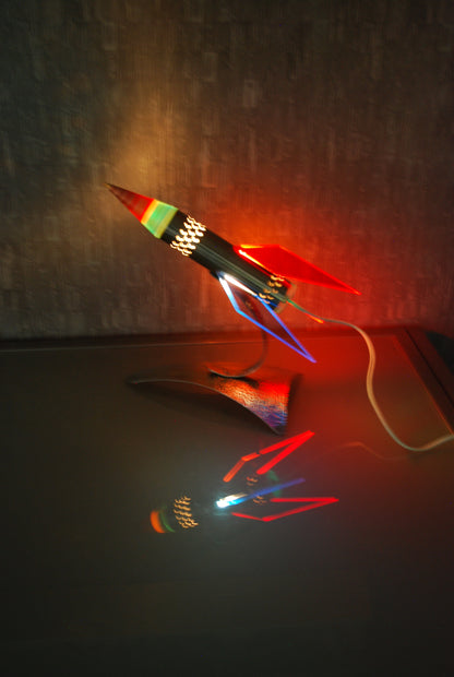 Raket lamp, Rood Geel Blauw van RVS 1970's Space age, hand gemaakt