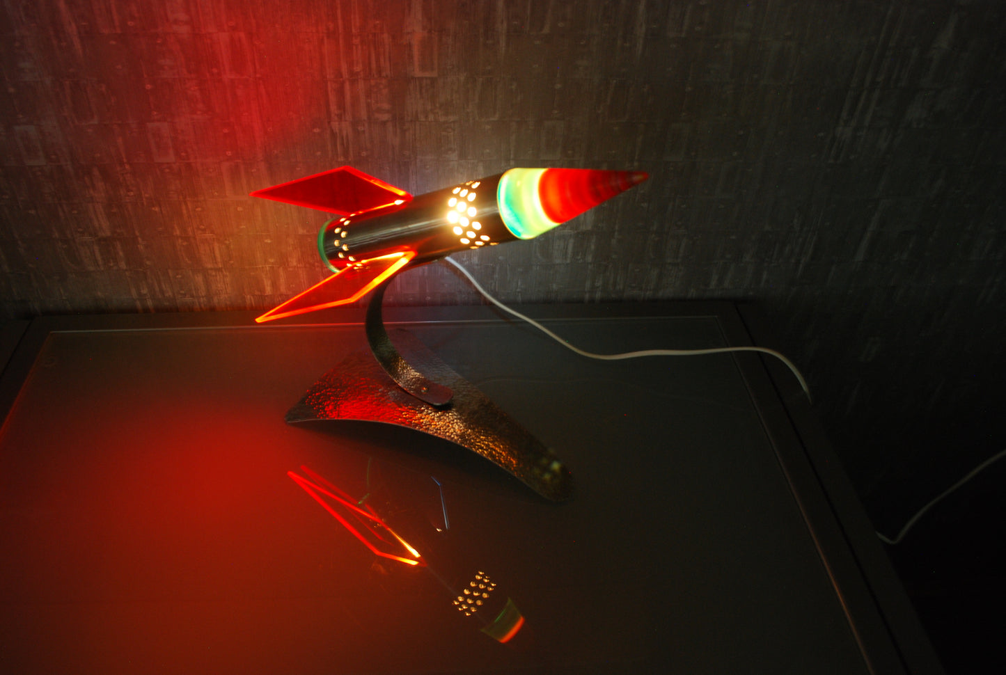 Raket lamp, Rood Geel Blauw van RVS 1970's Space age, hand gemaakt