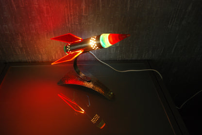 Raket lamp, Rood Geel Blauw van RVS 1970's Space age, hand gemaakt