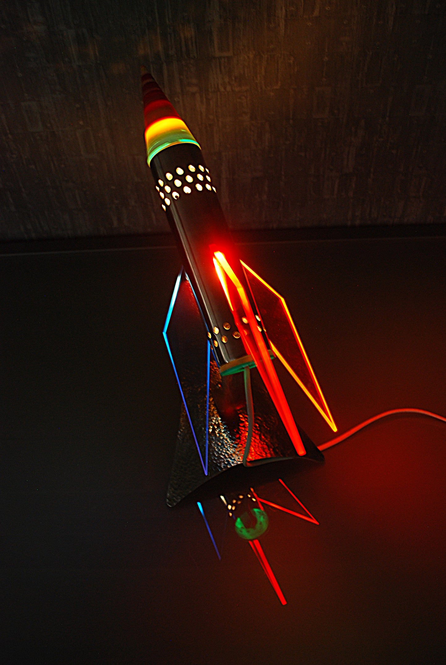 Raket lamp, Rood Geel Blauw van RVS 1970's Space age, hand gemaakt