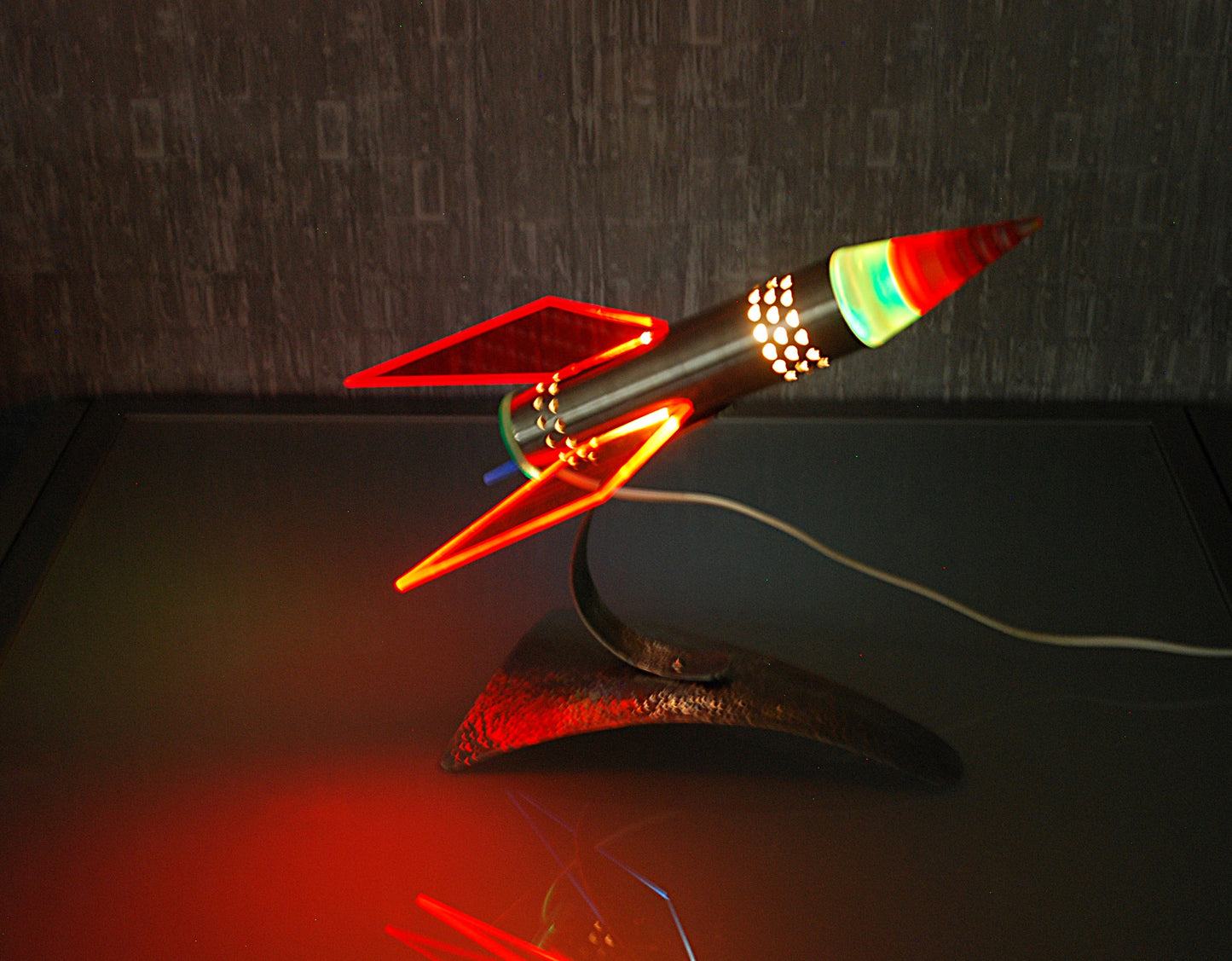 Raket lamp, Rood Geel Blauw van RVS 1970's Space age, hand gemaakt