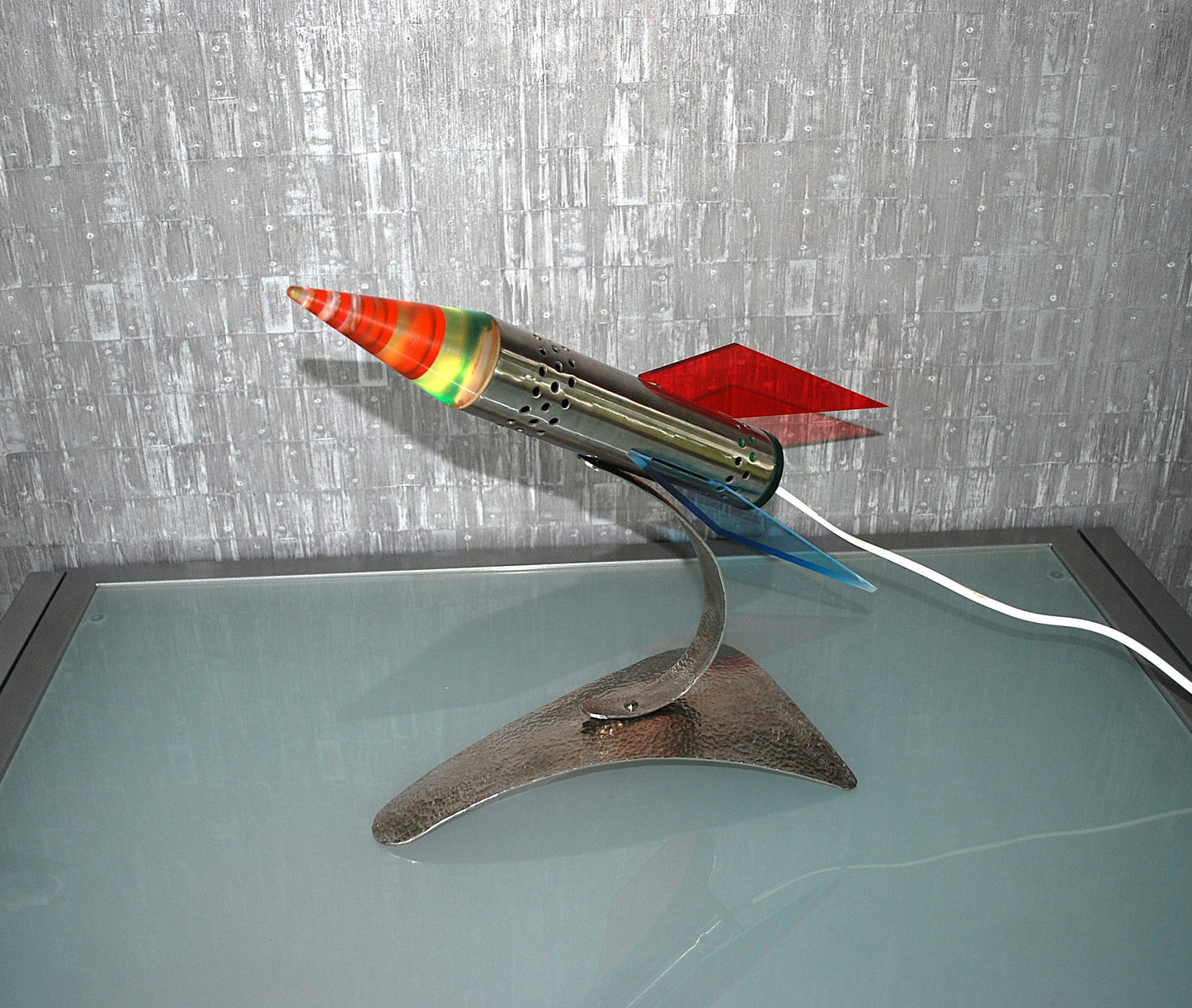 Raket lamp, Rood Geel Blauw van RVS 1970's Space age, hand gemaakt