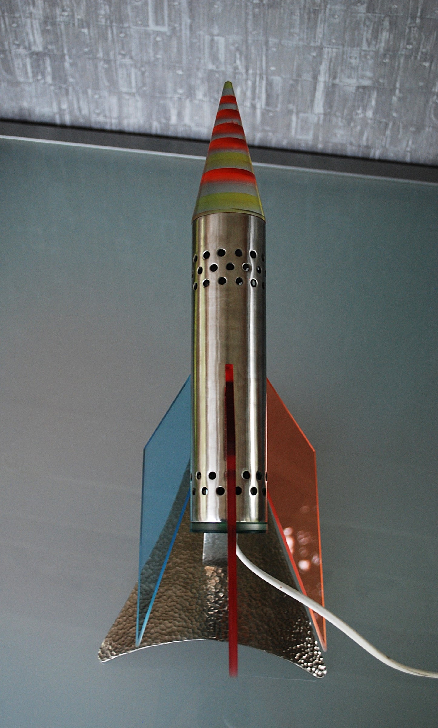 Raket lamp, Rood Geel Blauw van RVS 1970's Space age, hand gemaakt