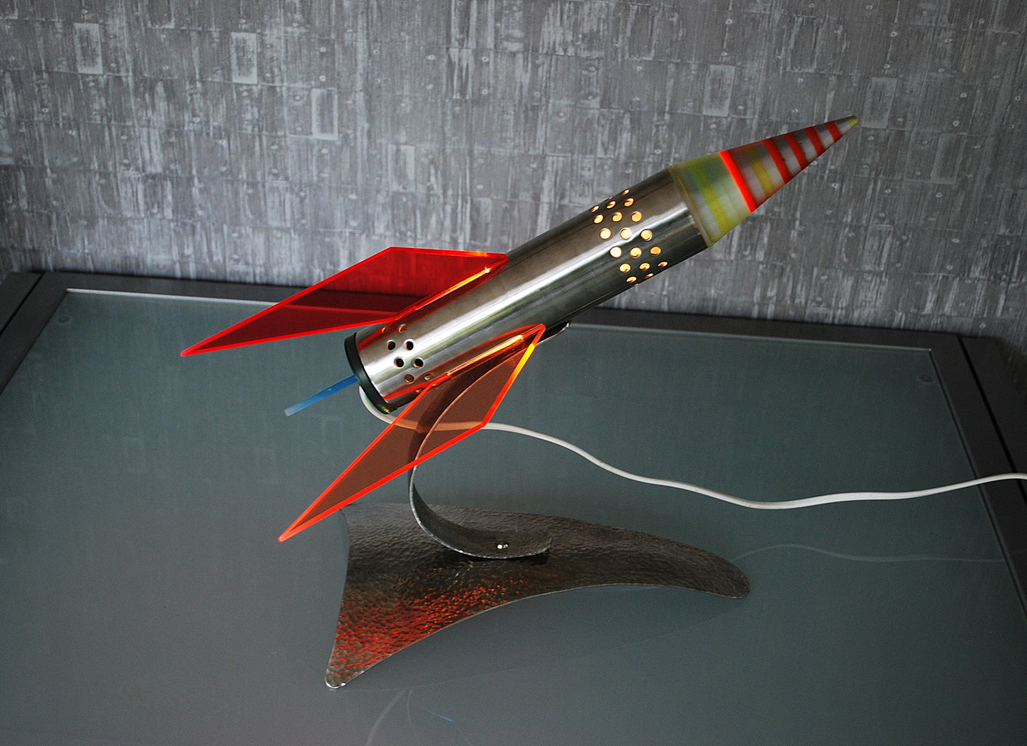 Raket lamp, Rood Geel Blauw van RVS 1970's Space age, hand gemaakt