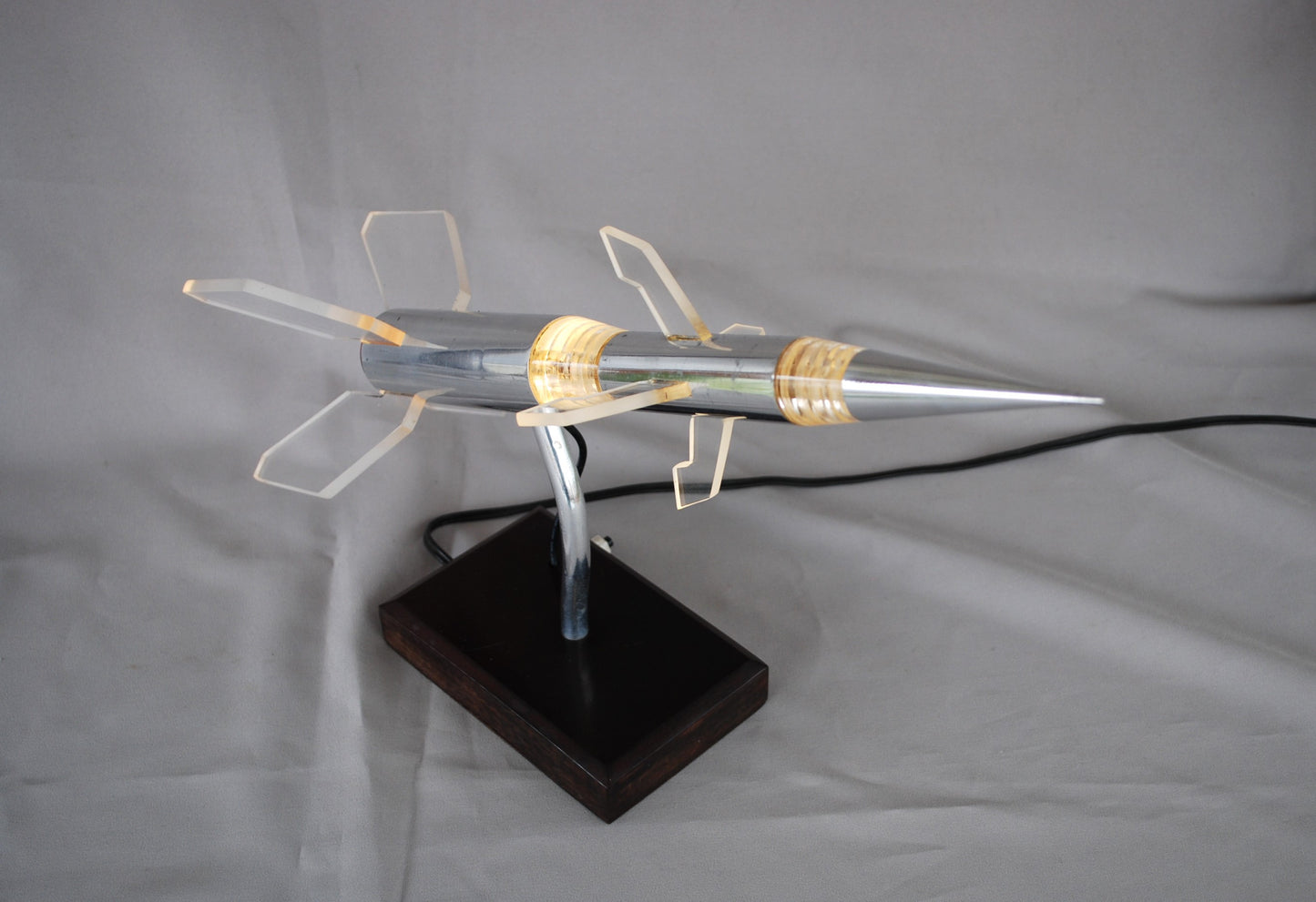 Pre order Raket lamp op eboniet sokkel Zie video!