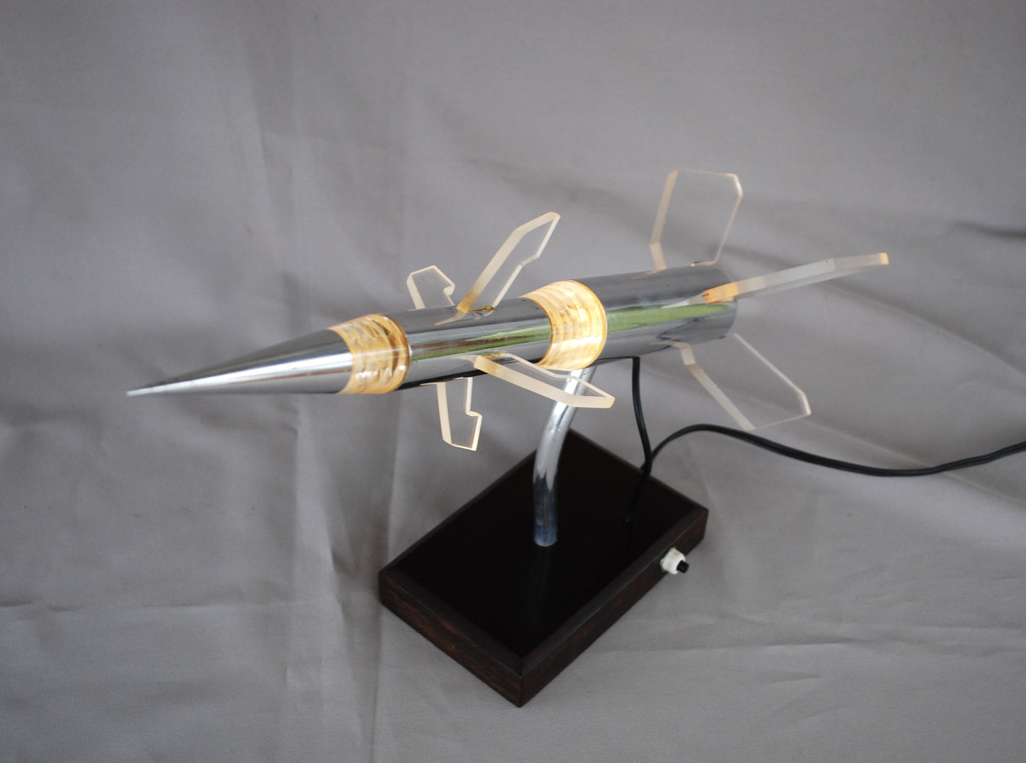 Pre order Raket lamp op eboniet sokkel Zie video!