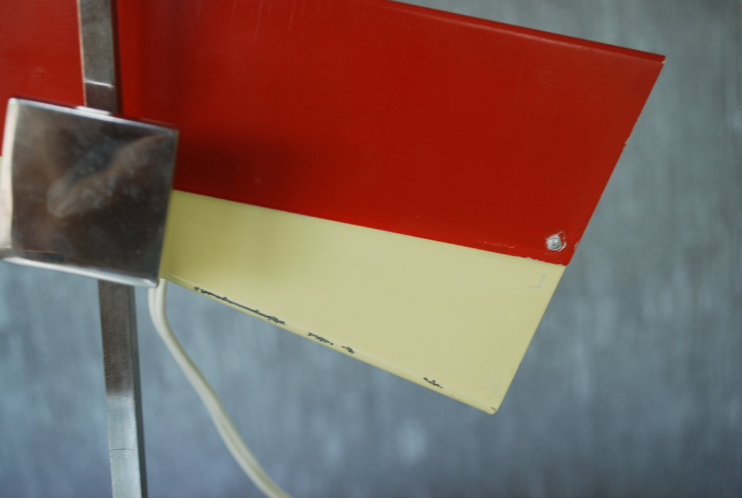 Retro Lamp Rood Wit Kubistisch vorm *