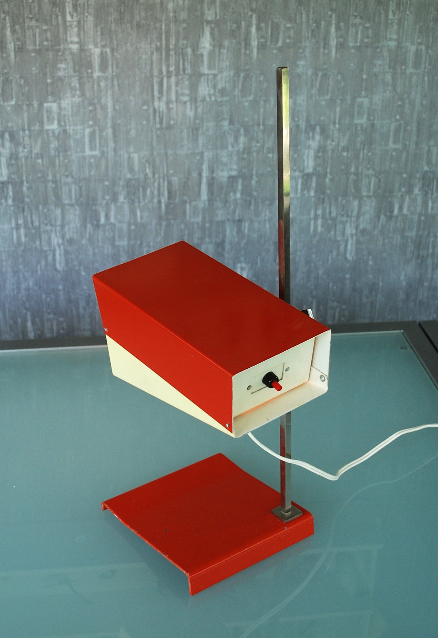 Retro Lamp Rood Wit Kubistisch vorm *
