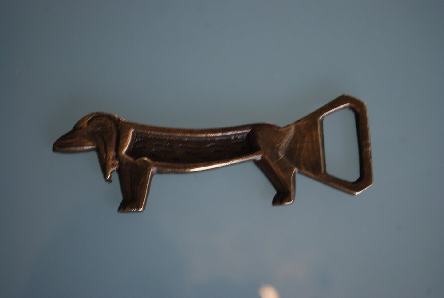 Teckel hond flesopener 1970's Brons