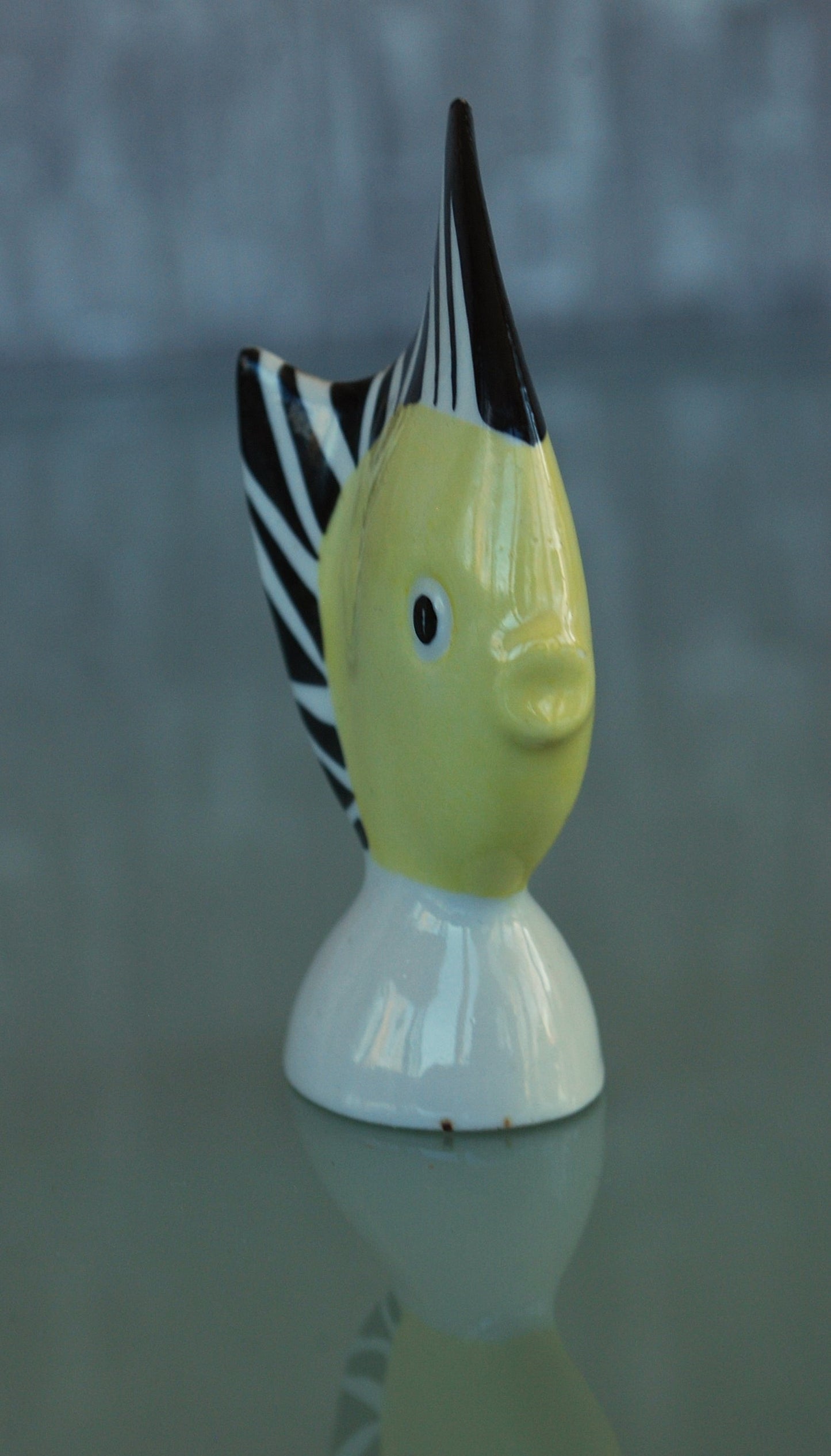 Vis zwart wit geel van Kunstenaar Veress Miklós.