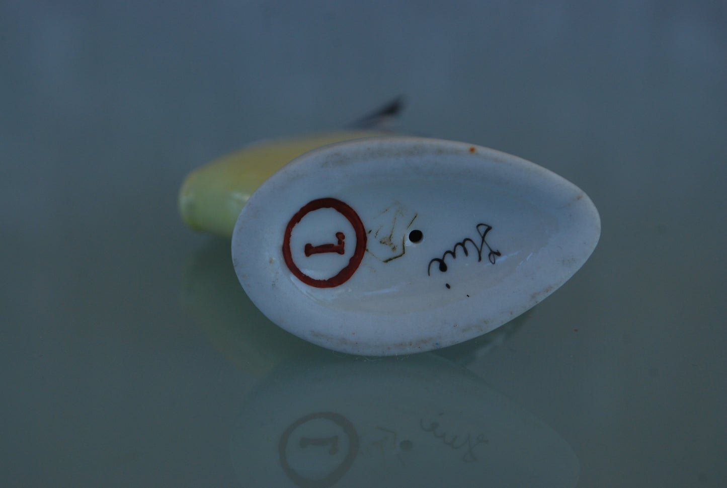 Stilistische Vis zwart wit geel van Kunstenaar Veress Miklós.