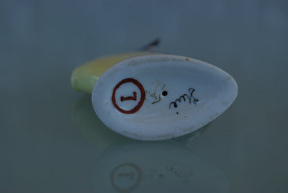 Stilistische Vis zwart wit geel van Kunstenaar Veress Miklós.