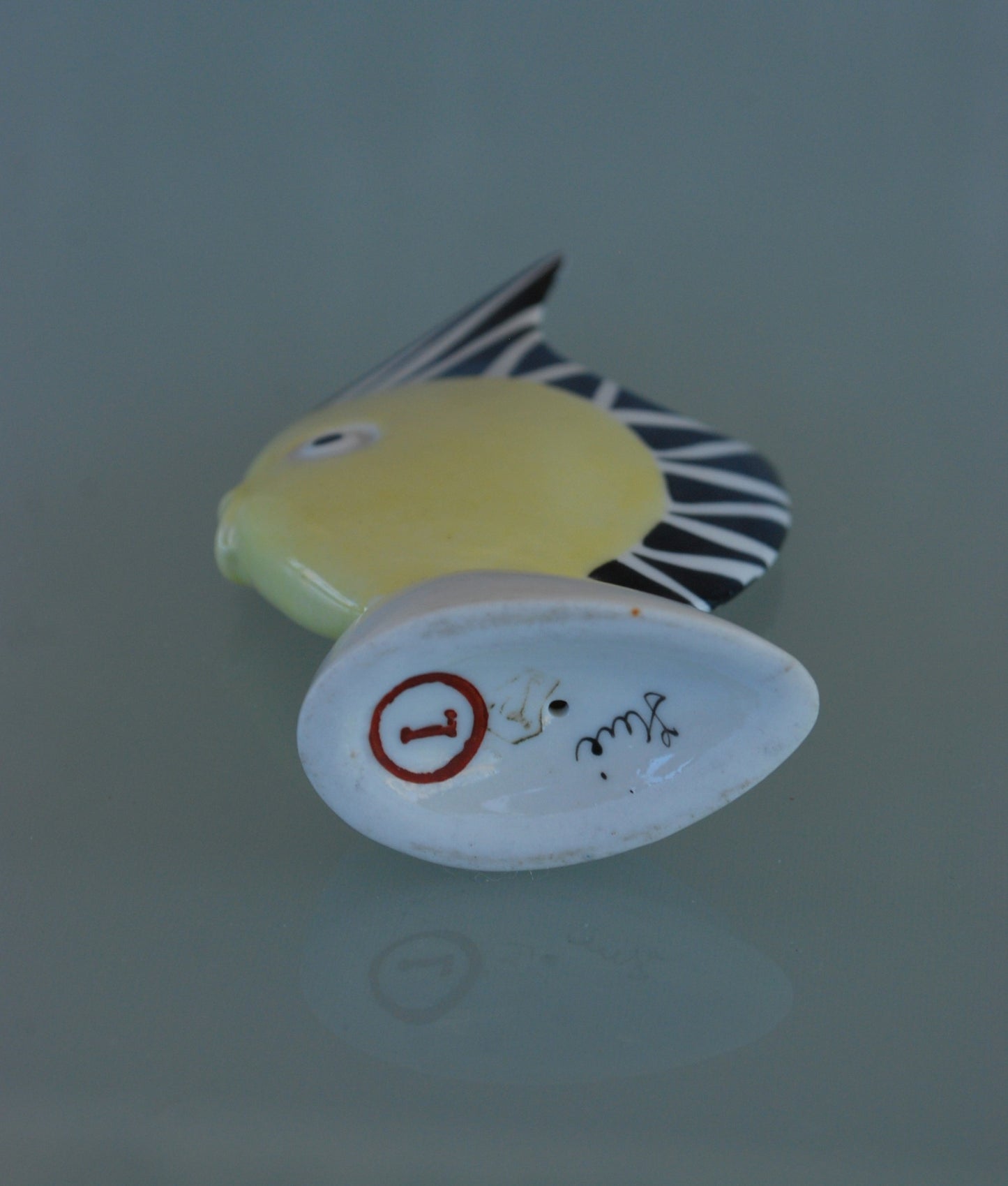 Stilistische Vis zwart wit geel van Kunstenaar Veress Miklós.