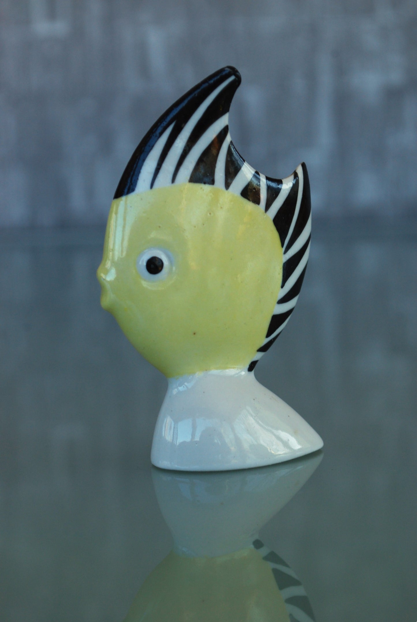 Vis zwart wit geel van Kunstenaar Veress Miklós.