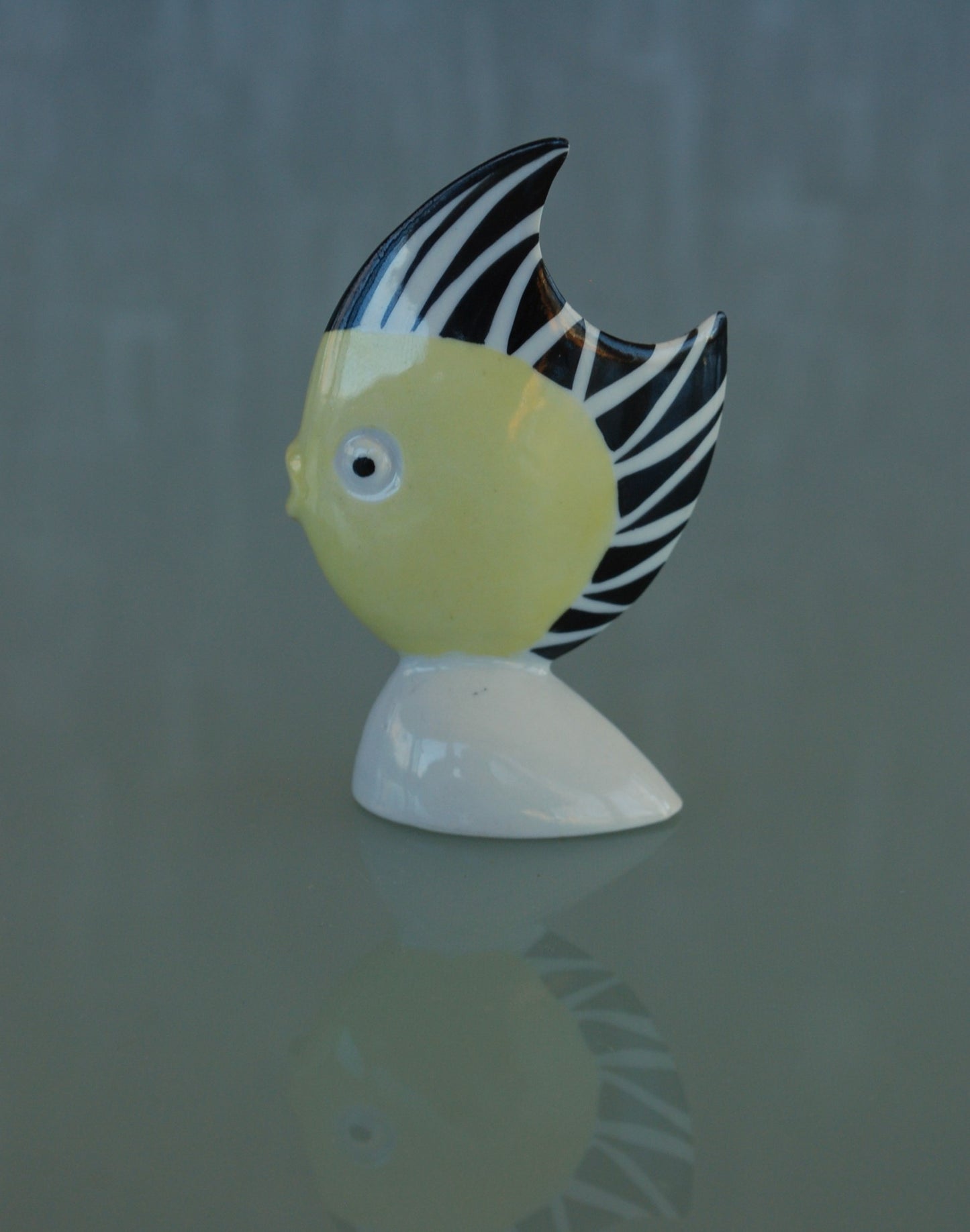 Stilistische Vis zwart wit geel van Kunstenaar Veress Miklós.