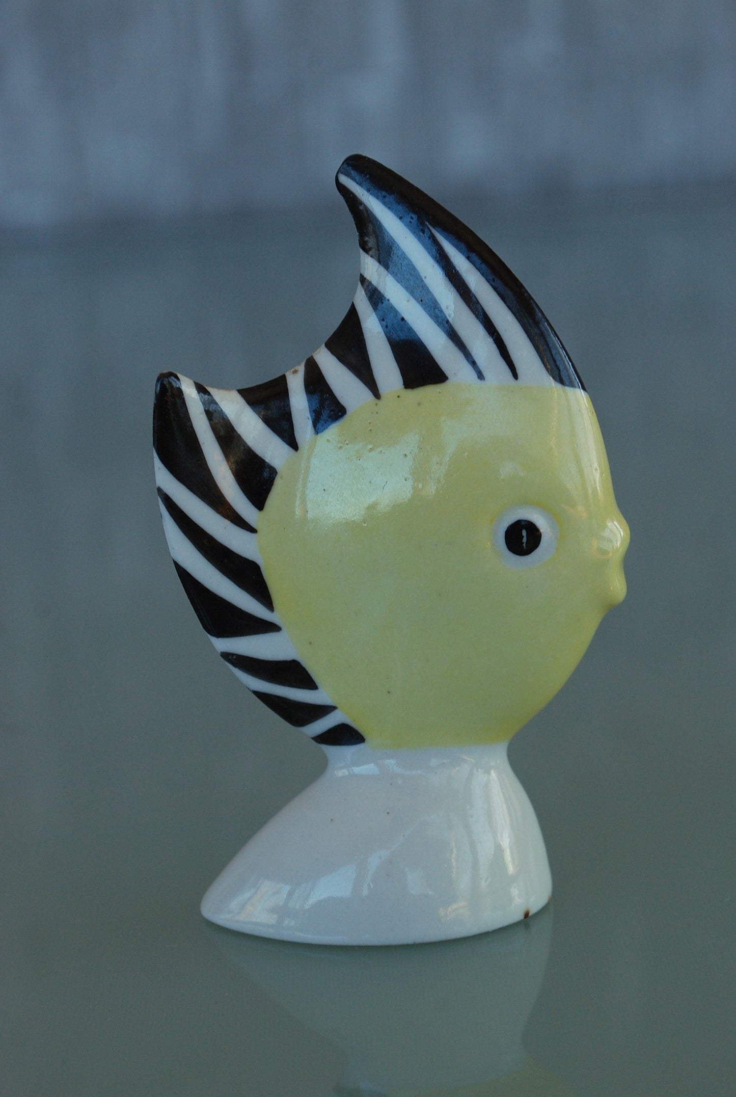 Vis zwart wit geel van Kunstenaar Veress Miklós.