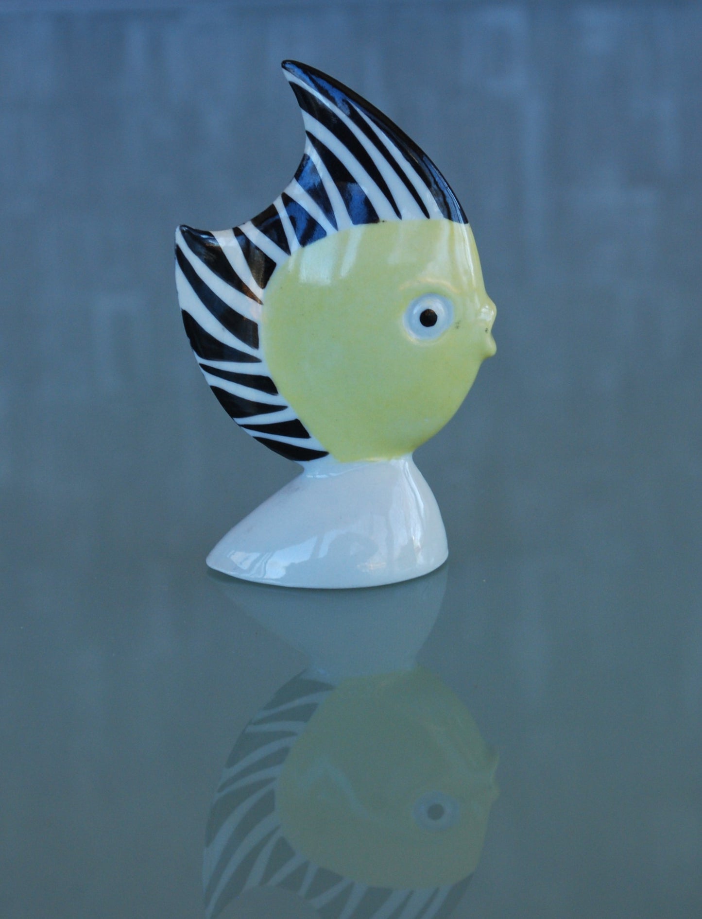 Stilistische Vis zwart wit geel van Kunstenaar Veress Miklós.