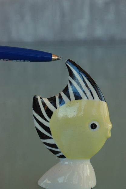 Vis zwart wit geel van Kunstenaar Veress Miklós.