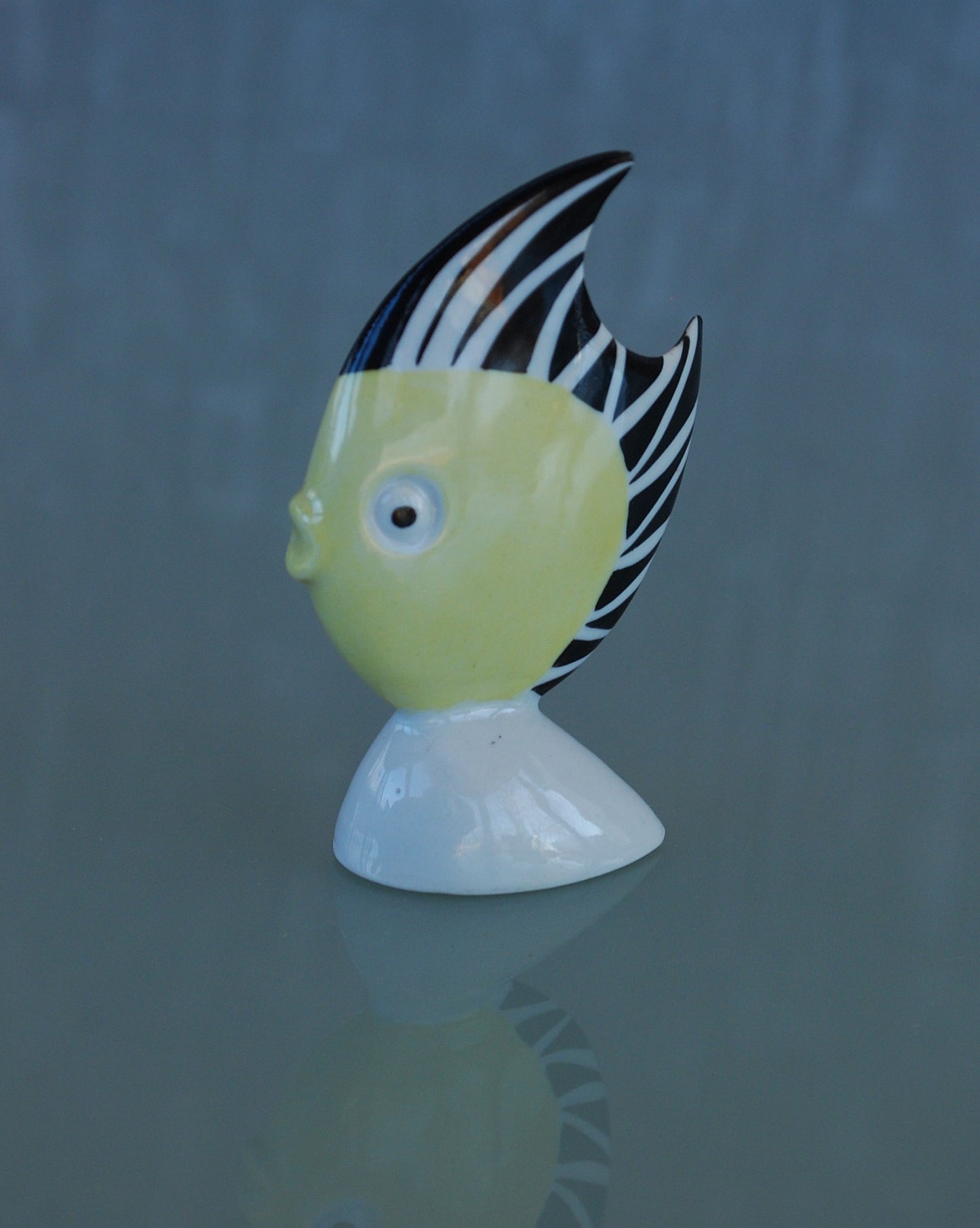 Stilistische Vis zwart wit geel van Kunstenaar Veress Miklós.