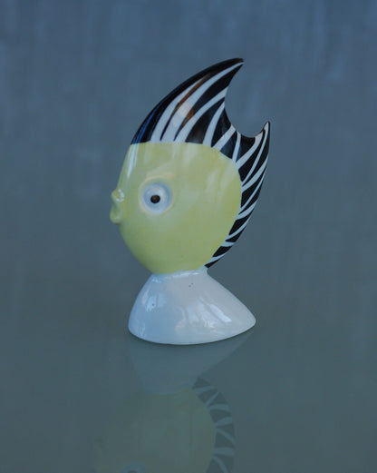 Stilistische Vis zwart wit geel van Kunstenaar Veress Miklós.