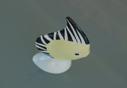 Vis zwart wit geel van Kunstenaar Veress Miklós.