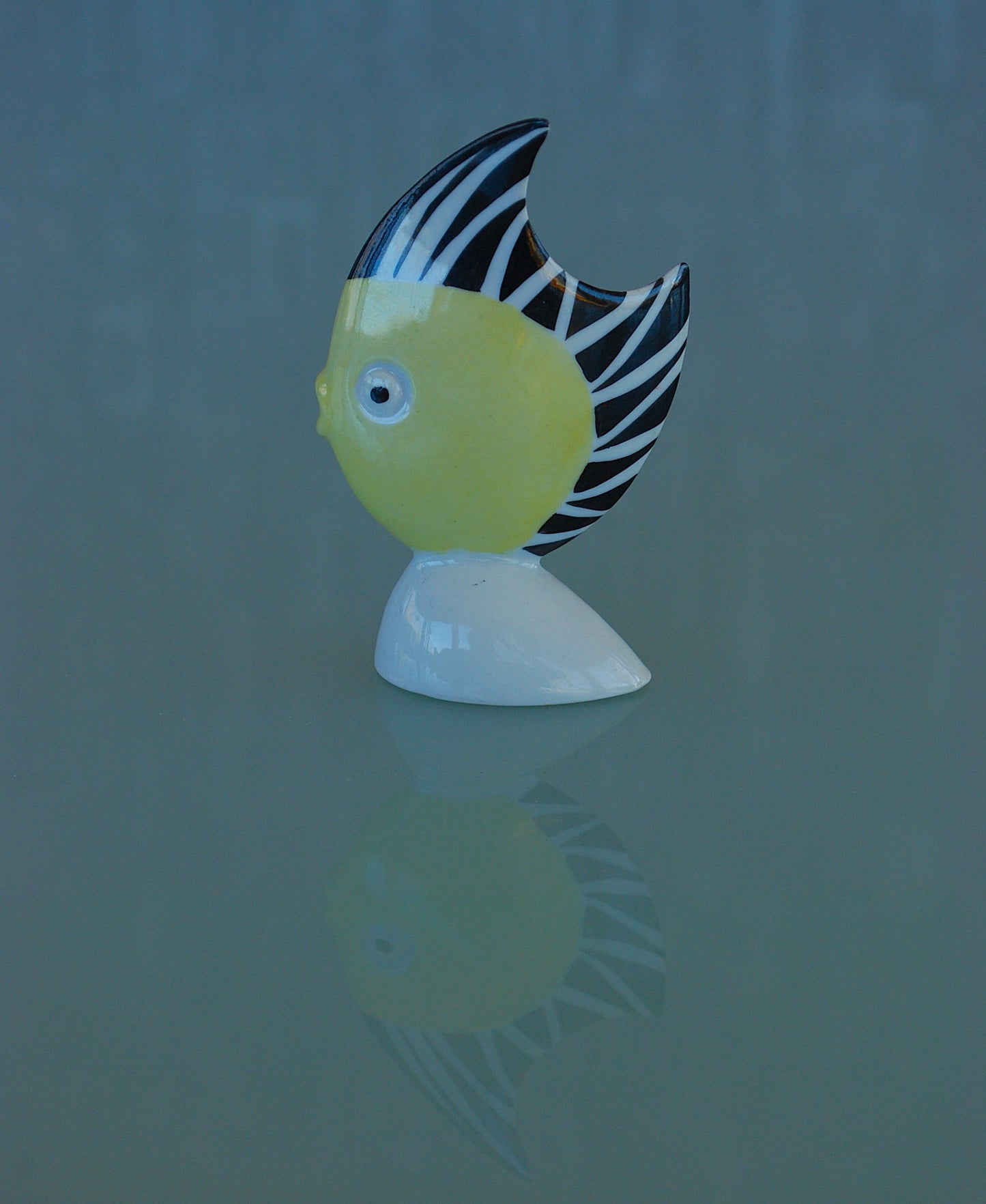 Stilistische Vis zwart wit geel van Kunstenaar Veress Miklós.