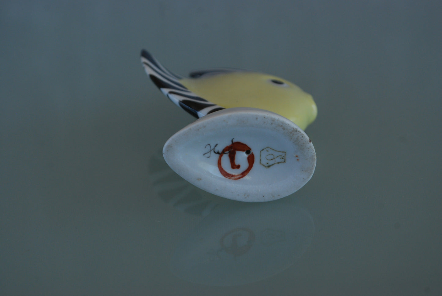 Vis zwart wit geel van Kunstenaar Veress Miklós.